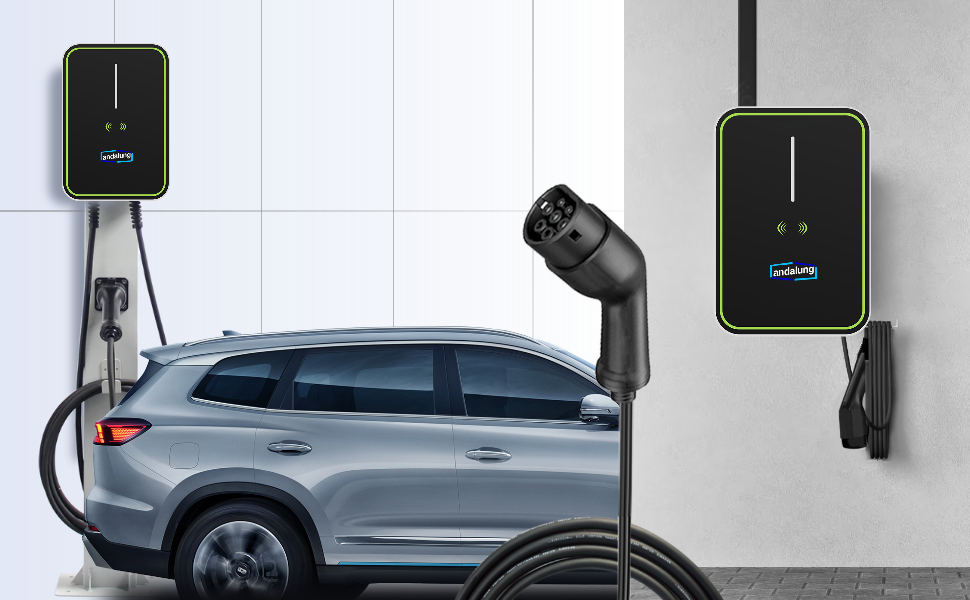 Die schwarze Andalung 11 kW Wallbox-Elektroauto-Ladestation an der Wand lädt gerade ein Auto auf. Benutzerfreundlich – platzieren und bewegen Sie Ihr tragbares Ladegerät überall in Ihrem Zuhause, drinnen und draußen. Schnell und einfach zu starten.