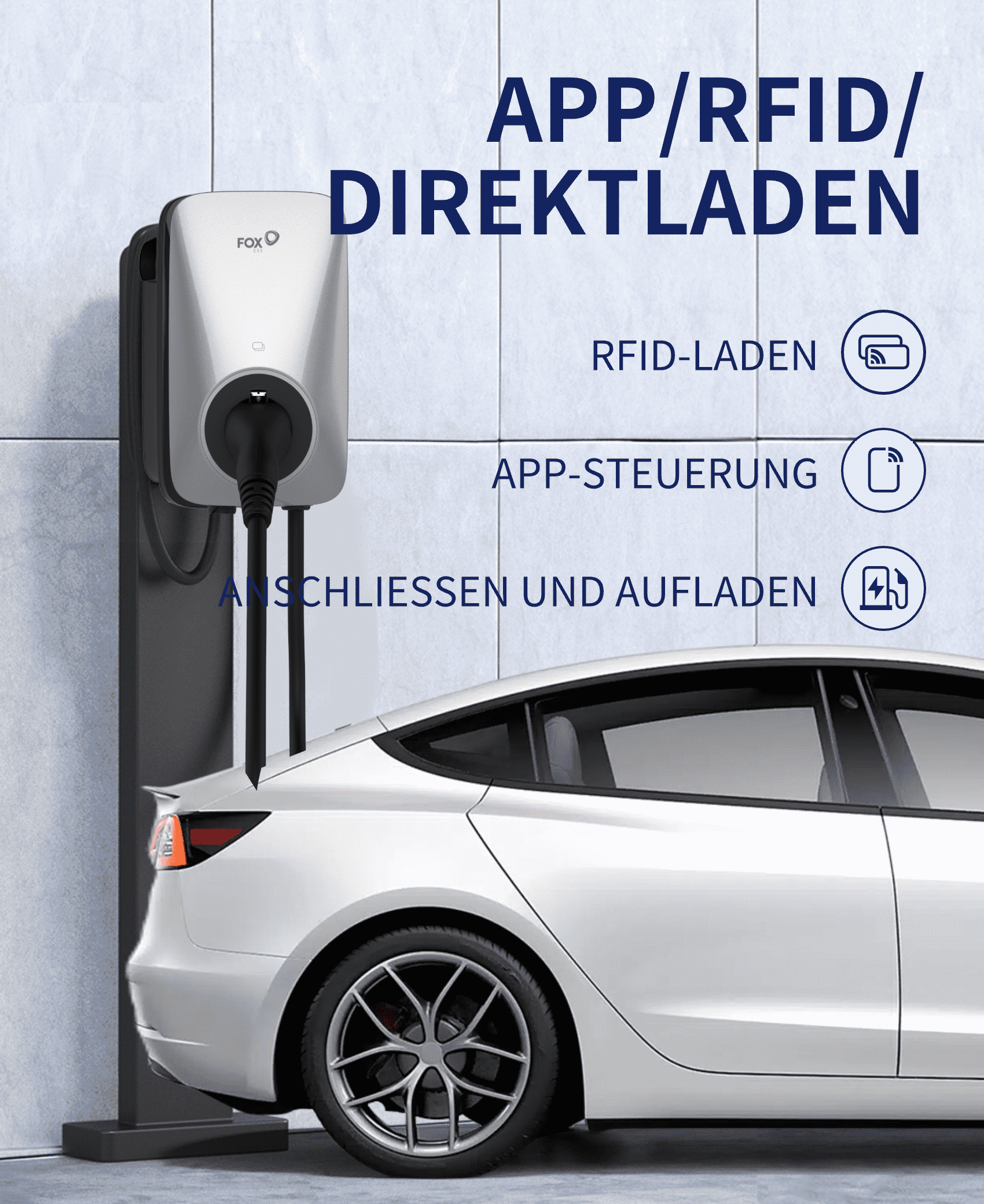 Im Außenbereich lädt die silberne FoxESS 11kW Wallbox ein Fahrzeug auf. Diese Wallbox unterstützt APP-Steuerung, RFID-Laden und Direktladen, und bietet eine flexible und bequeme Ladeerfahrung.