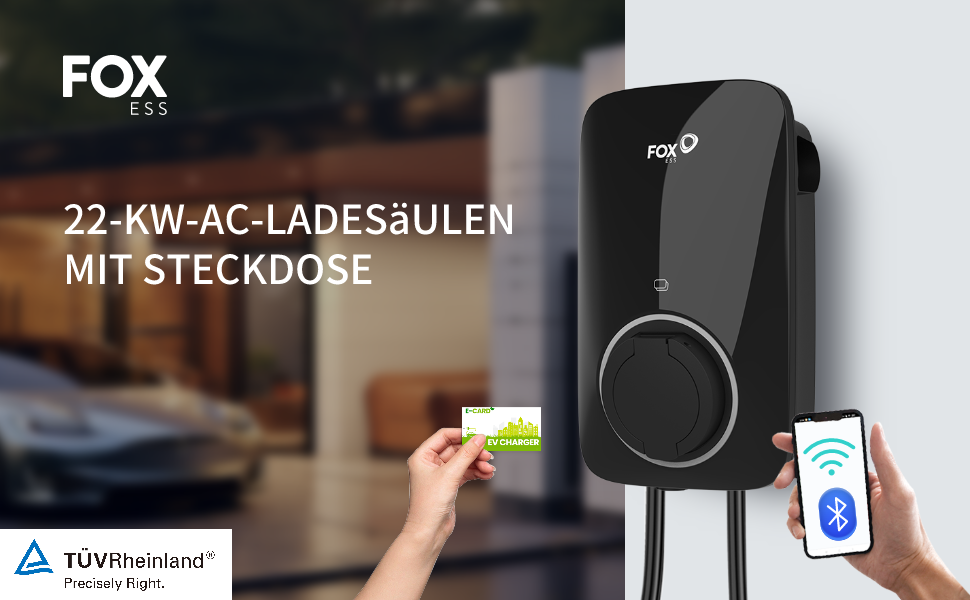 Im Freien lädt ein Benutzer sein Elektroauto mit der schwarzen FoxESS 22kW Wallbox, die über Karte und WiFi oder Bluetooth vom Smartphone bedient wird. Der Ladestrom kann bis 32 A eingestellt werden, mit einer maximalen Leistung von 22 kW, um alle Ladebedürfnisse zu erfüllen. TÜV Rheinland zertifiziert, garantiert sie Sicherheit und Präzision. Ausgestattet mit 22-KW-AC-LADESAULEN und Steckdose, ist sie vielseitig einsetzbar.
