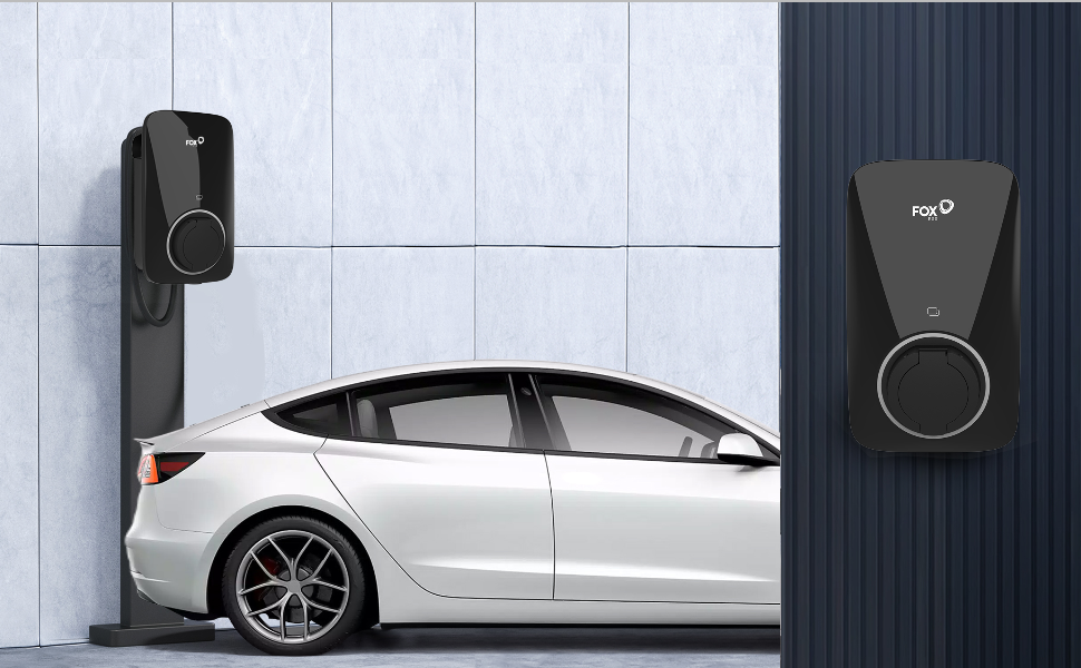 Im Freien lädt eine schwarze FoxESS 22kW Wallbox ein Elektroauto. Sie kann an Wand oder Pfosten montiert werden und kommt mit einem 6 Meter langen Ladekabel. Mit Statusanzeigen und einem Not-Aus-Schalter sorgt sie für Sicherheit. FoxESS ist 2023 im KfW 442 Förderprogramm gelistet, Kunden in Deutschland und Österreich profitieren von dieser Förderung.