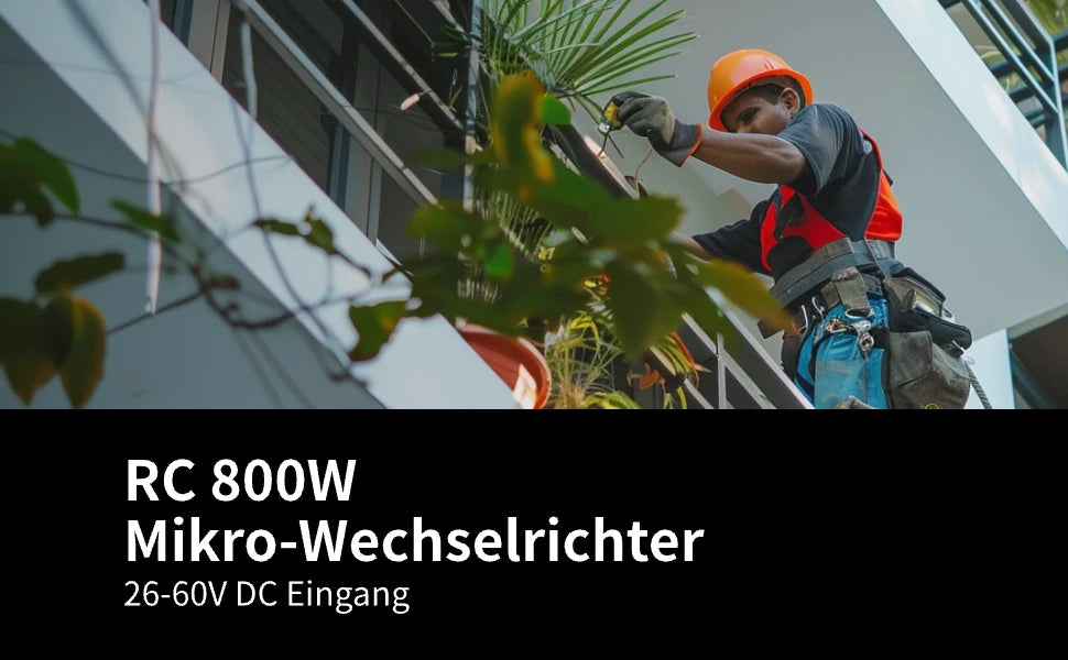 Ein Handwerker installiert den schwarzen RC800W Mikro-Wechselrichter für ein Zuhause, gemäß den Installationshinweisen: Spannungsbereich 26-60V, Module bei ausreichender Beleuchtung installieren, Eingangsleistung mindestens 26V, bei über 60V Anzahl der Module reduzieren, Leerlaufspannung 32-48V, Spannung mit Multimeter prüfen, alte Module oder schlechte Verbindungen vermeiden. DC Eingang: 26-60V.