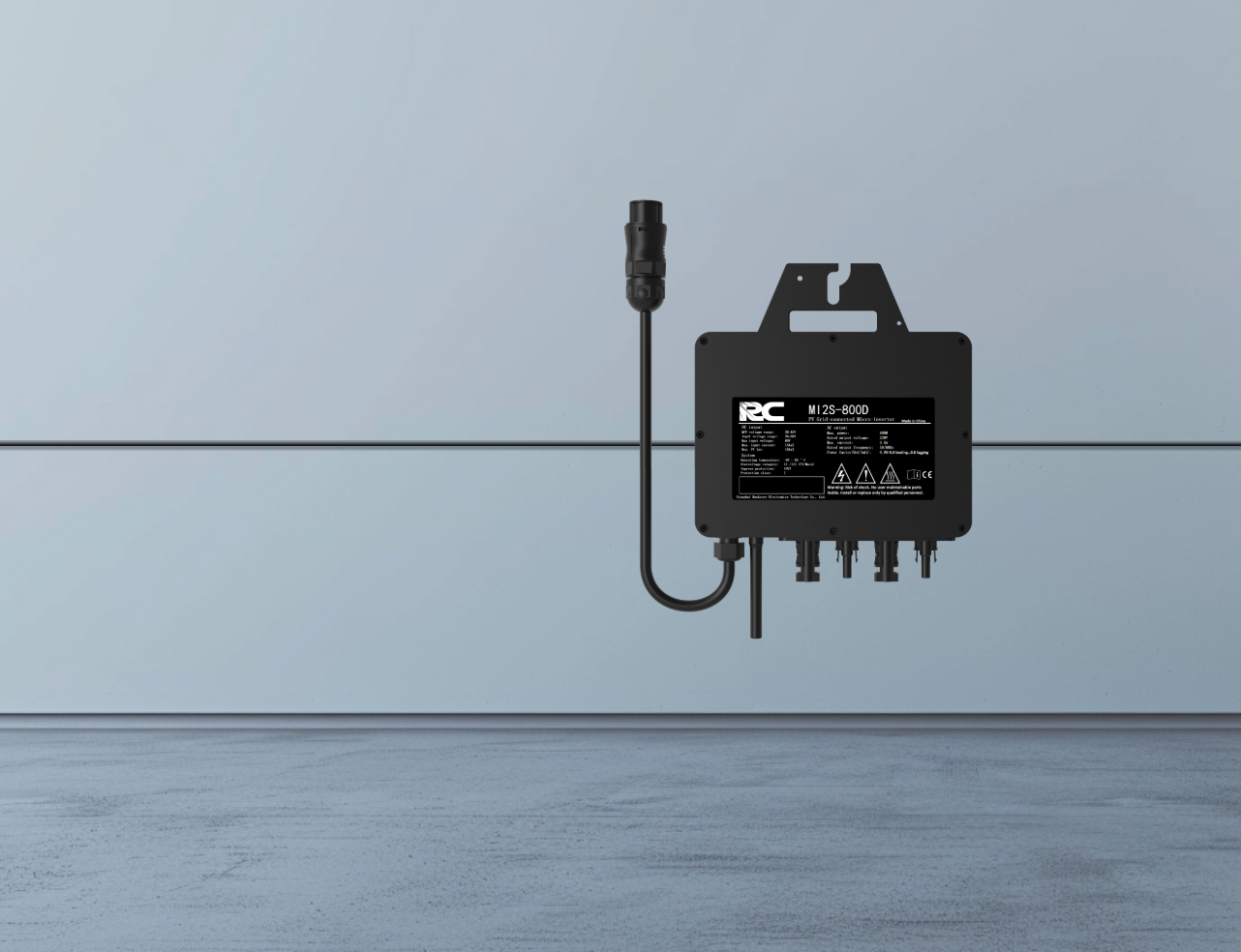 Vor dem eleganten silbernen Wandhintergrund präsentiert sich der schwarze RC800W Mikro-Wechselrichter und betont seine herausragende Leistung sowie Vielseitigkeit, ideal für effiziente Solarsysteme.