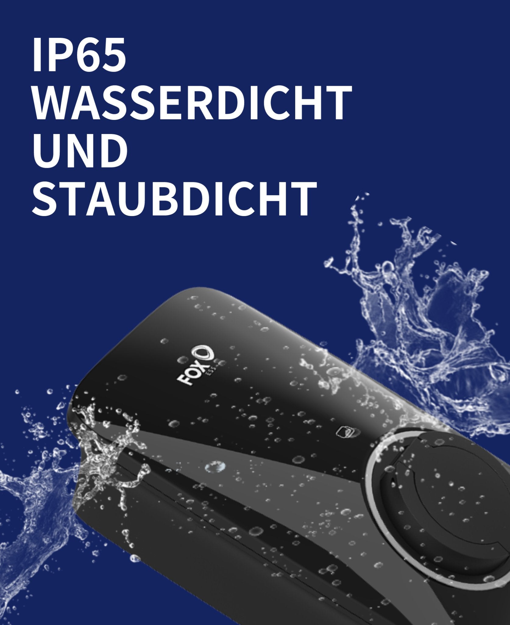 Vor blauem Hintergrund wird eine schwarze FoxESS 22 kW Wallbox für Elektrofahrzeuge gezeigt, die mit Wasser bedeckt ist. Sie verfügt über die Schutzart IP65, die sie wasser- und staubdicht macht und eine sichere Nutzung auch unter rauen Bedingungen gewährleistet.
