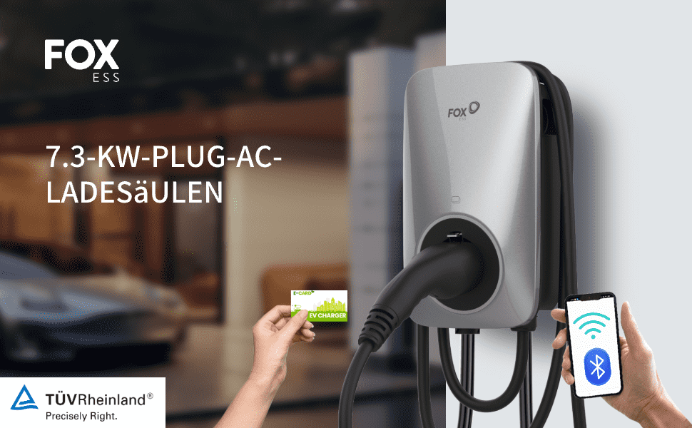 Im Freien nutzt ein Benutzer die silberne FoxESS 7.3kW Wallbox, um sein Elektroauto bequem über Karte sowie WiFi oder Bluetooth vom Smartphone zu laden. Diese Wallbox unterstützt 7.3-KW-PLUG-AC-LADESaULEN und ist TÜV Rheinland-zertifiziert. Sie ermöglicht die Anpassung der Ladeleistung (zwischen dem minimal erlaubten Strom und 32 A). Mit einer maximalen Leistung von 7,3 kW und einem maximalen Ausgangsstrom von 32 A erfüllt sie flexibel verschiedene Ladebedürfnisse und garantiert eine sichere und effiziente 