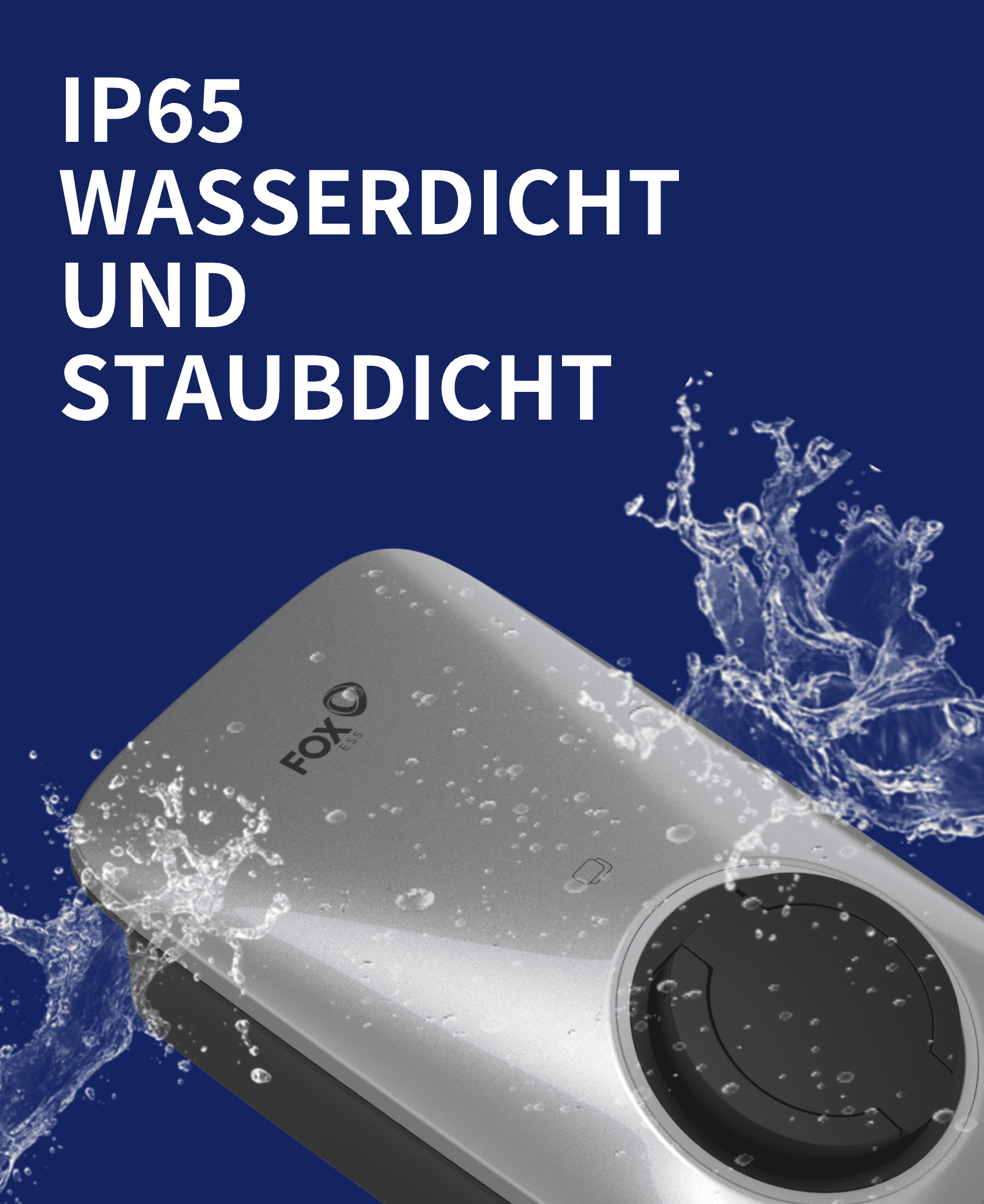 Vor blauem Hintergrund wird eine silberne FoxESS 7,3 kW Wallbox für Elektrofahrzeuge gezeigt, die mit Wasser bedeckt ist. Dank ihrer IP65-Schutzart bietet sie hervorragenden Schutz vor Wasser und Staub, ideal für jede Umgebung.