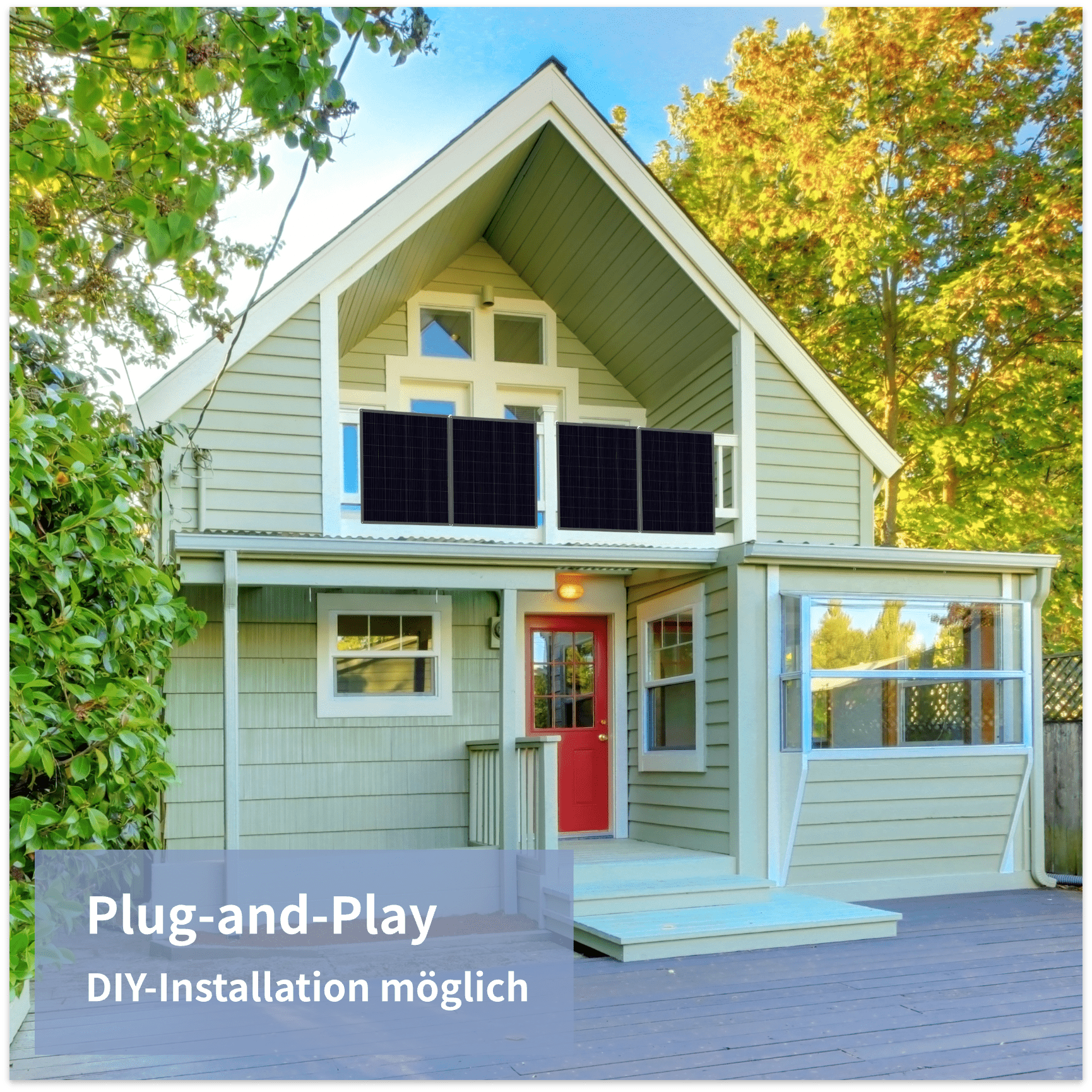 Auf dem Balkon eines von Bäumen umgebenen Holzhauses sind vier schwarze Solarpanels des RC800W flexiblen Solarsystems zu sehen. Mit seinem Plug-and-Play-Design ermöglicht das DIY-Installationssystem der Familie höchsten Komfort und Bequemlichkeit.