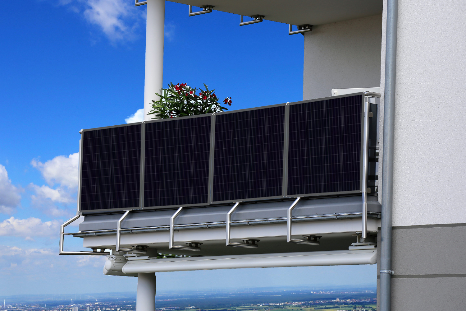 Draußen an einem Hochhaus ist ein großes schwarzes Solarpanel zu sehen. Das RC-Solarsystem bietet eine komplette Lösung für Heimkraftwerke mit einem 800W Upgrade und integriertem WiFi-Mikro-Wechselrichter, der den Familienkomfort verbessert.