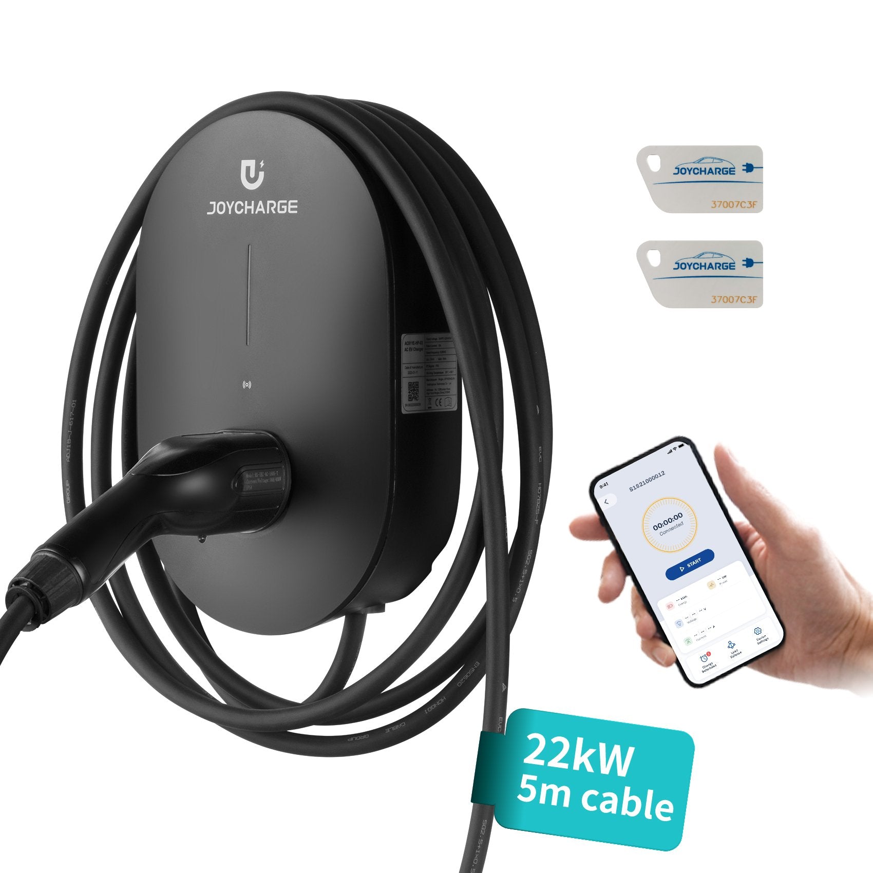 Hier wird die elegante schwarze Joycharge 22kW Wallbox für Elektrofahrzeuge präsentiert, ausgestattet mit zwei stilvollen Produktetiketten. Benutzer können die Wallbox bequem über eine Smartphone-App steuern. Sie wird mit einem 5 Meter langen Kabel geliefert und vor einem klaren weißen Hintergrund inszeniert, was das moderne und raffinierte Design unterstreicht.